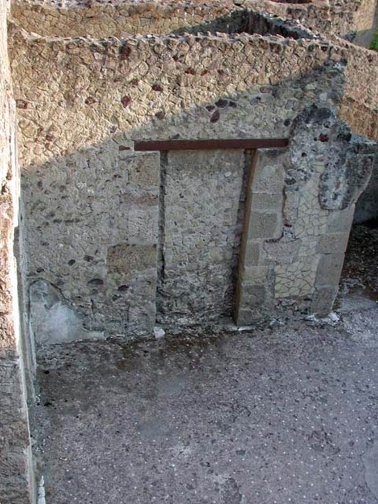 VI.13/11, Herculaneum. September 2003.
Atrium, blocked doorway in east wall in north-east corner.
The doorway to cubiculum 5, is on the right. Photo courtesy of Nicolas Monteix.